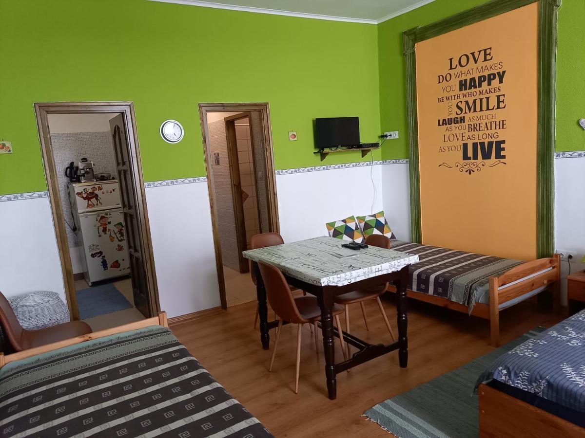 Gabor Vendeghaz Apartment Eger Bagian luar foto